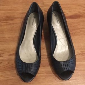 Giani Bernini black peep toe wedges size 7